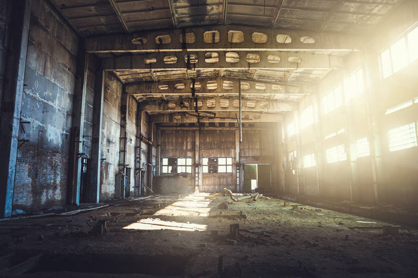 Abandonado edifício industrial arruinado, vista corredor com perspectiva, ruínas e conceito de demolição
 - Foto, Imagem
