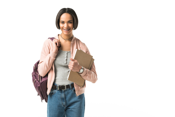 афроамериканська студентка з рюкзаком і книжками, ізольована на білому
 - Фото, зображення