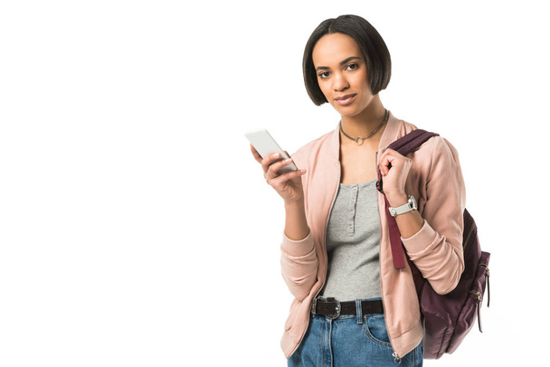 menina americana africana com mochila usando smartphone, isolado no branco
 - Foto, Imagem