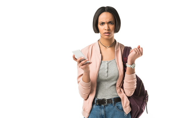 étudiant afro-américain confus avec sac à dos en utilisant un smartphone, isolé sur blanc
 - Photo, image