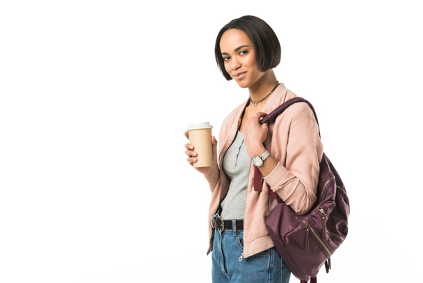 женщина африканского студента с рюкзаком и одноразовой чашкой кофе, изолированные на белом
 - Фото, изображение