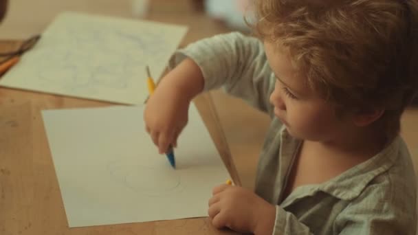Junge malte Bild. talentiertes Kind und Kreativität. Alternative Bildung zu Hause. Zeichenstunde im Kindergarten. kreative Kunst. Entwicklung der Hand- und Feinmotorik. Kunst im Leben der Kinder - Filmmaterial, Video
