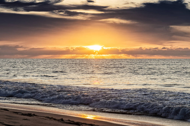 Hermosa puesta de sol en la playa de Cabo Ledo. Angola. África
. - Foto, Imagen