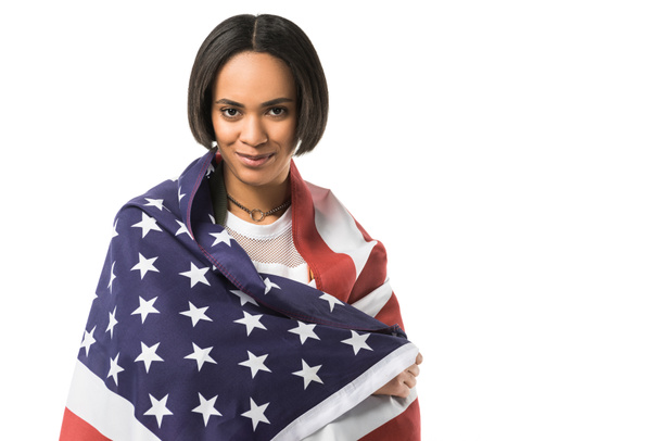 hermosa chica afroamericana envuelta en bandera de EE.UU., aislada en blanco
 - Foto, Imagen