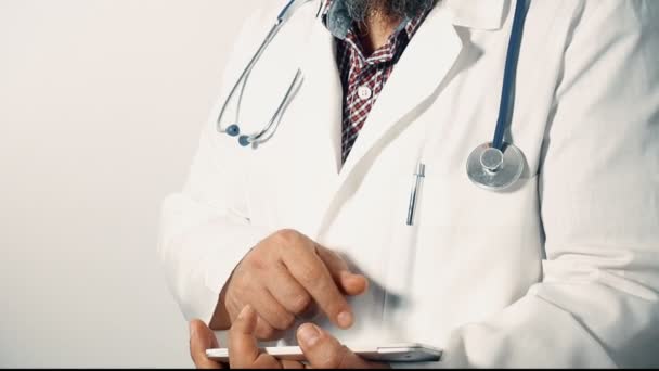 Physician holding a digital tablet, looking at the camera, zoom out - Video, Çekim