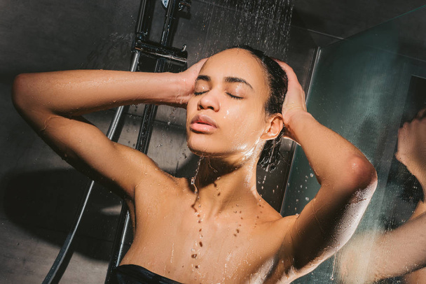 çekici Afrikalı-Amerikalı kadın banyoda duş - Fotoğraf, Görsel