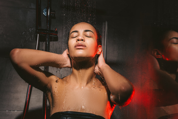 attrayant afro-américain femme laver les cheveux dans la douche
 - Photo, image