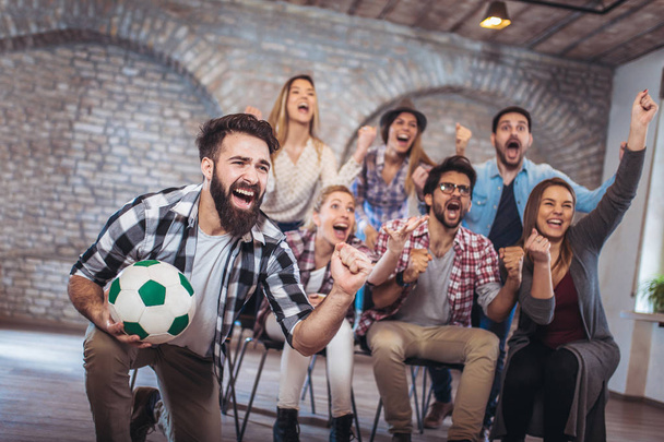 Amigos felices o aficionados al fútbol viendo el fútbol en la televisión y celebrando la victoria. Concepto de amistad, deporte y entretenimiento
. - Foto, Imagen