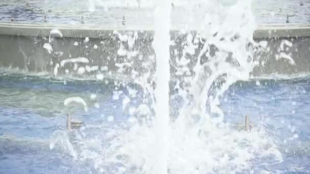 Una corriente de agua en una fuente de la ciudad cámara lenta
 - Metraje, vídeo