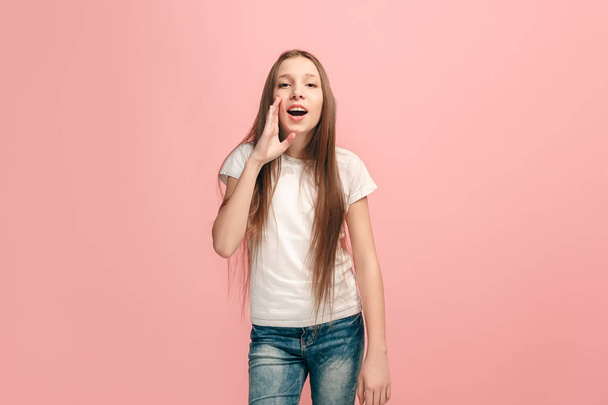 young casual teen girl shouting at studio - Foto, Bild