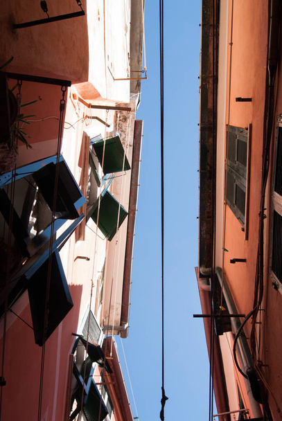 Karakteristieke smalle straat van Vernazza - Foto, afbeelding