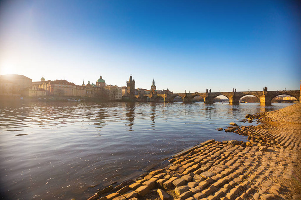 Karlův most a řeku za úsvitu světle časného rána - Fotografie, Obrázek