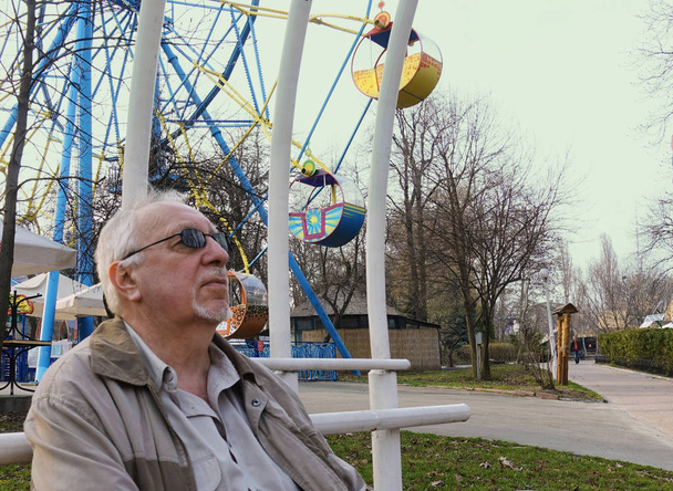 Un anciano en un parque de primavera recuerda
 - Foto, imagen