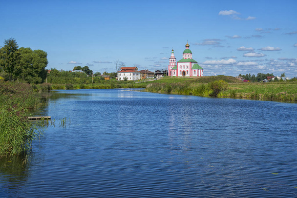 Susdal - Goldener Ring Russlands. Landschaft mit dem Fluss Kamenka und der Kirche St. Elias - Foto, Bild