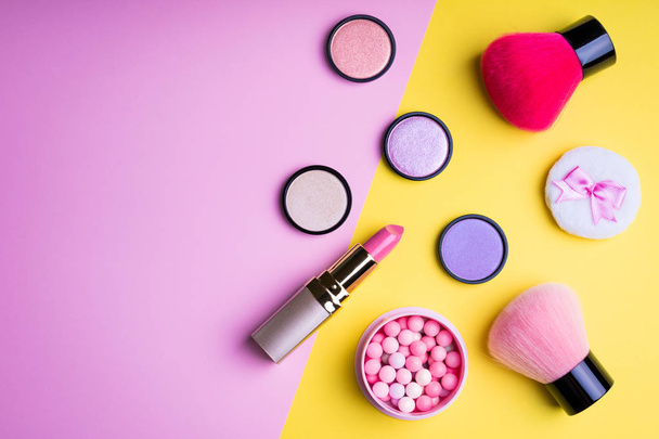 Make-up-Produkte und dekorative Kosmetik auf farbigem Hintergrund flach lag. Mode und Beauty Blogger Konzept. Ansicht von oben - Foto, Bild