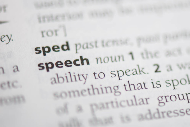 Palabra de discurso en un diccionario. Concepto del habla
 - Foto, imagen