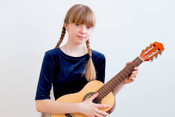 Girl playing a guitar - Foto, afbeelding