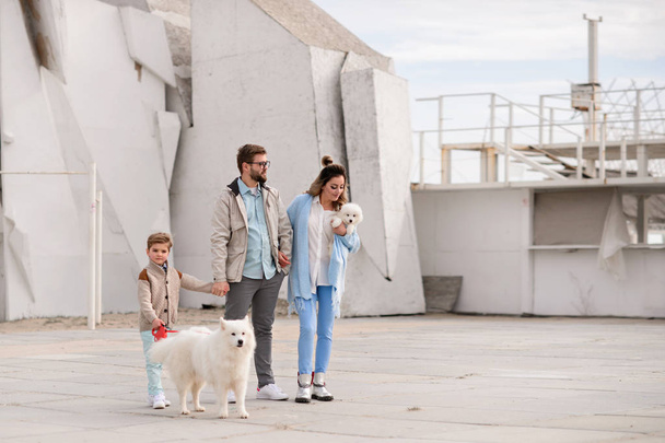 The family walks with a dog. - Foto, Imagem