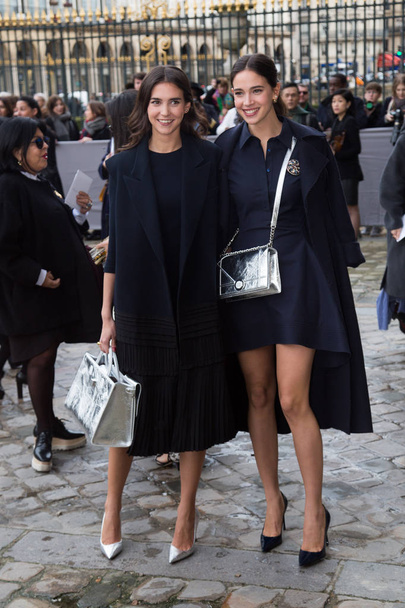 PARIS, FRANCE - MARCH 4, 2016: Viola and Vera Arrivabene are seen arriving at Dior fashion show during Paris Fashion Week : Womenswear Fall Winter 2016/2017  - Foto, Imagen