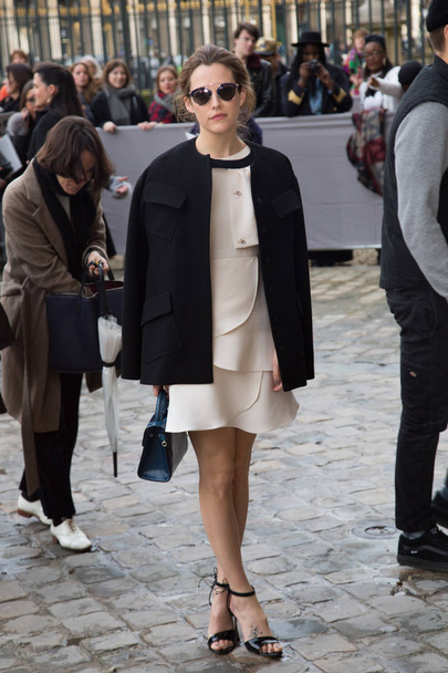 PARIS, FRANCE - MARCH 4, 2016: Riley Keough arrives at the Christian Dior show as part of the Paris Fashion Week Womenswear Fall/Winter 2016/2017  - Fotoğraf, Görsel