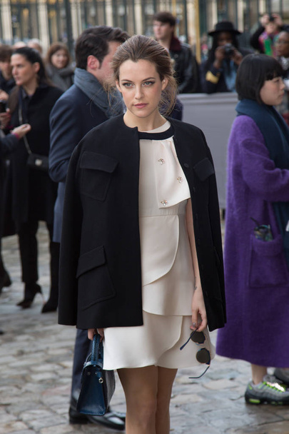PARIS, FRANCE - MARCH 4, 2016: Riley Keough arrives at the Christian Dior show as part of the Paris Fashion Week Womenswear Fall/Winter 2016/2017  - Foto, afbeelding