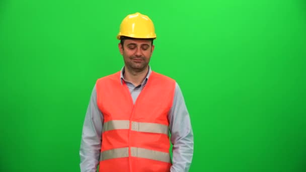 Inženýr muž dotýká virtuální Monitor na zelené obrazovce  - Záběry, video