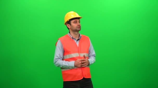 Ingenieur Man rondkijken bouwactiviteit op groen schermachtergrond onderzoek - Video
