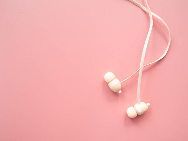 Růžové sluchátka ve sladkých tónech - Fotografie, Obrázek