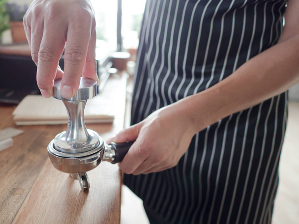 hand making coffee in a coffee shop. - Foto, Bild