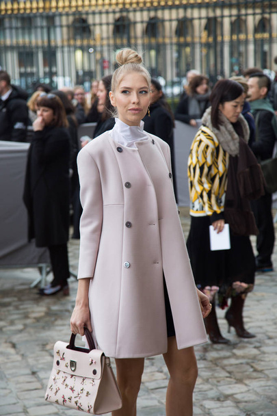 PARIS, FRANCE - MARCH 4, 2016: Elena Perminova are seen arriving at Dior fashion show during Paris Fashion Week : Womenswear Fall Winter 2016/2017 - Фото, изображение
