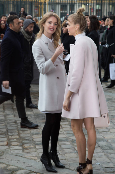 Παρίσι, Γαλλία - 4 Μαρτίου 2016: Natalia Vodianova και Έλενα Perminova δει που φθάνουν σε επίδειξη μόδας Dior κατά την εβδομάδα μόδας του Παρισιού: γυναικεία Φθινόπωρο Χειμώνας 2016/2017  - Φωτογραφία, εικόνα