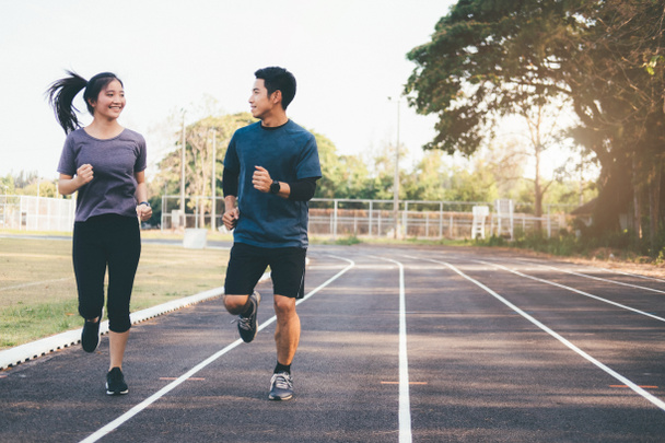 Fiatal pár, jogging edzést, reggel. - Fotó, kép