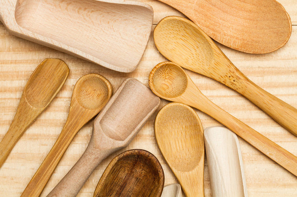 ξύλινα κουτάλια σε έναν ξύλινο πίνακα - Φωτογραφία, εικόνα