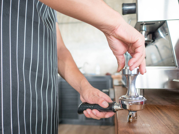 mão fazendo café em uma cafeteria
. - Foto, Imagem