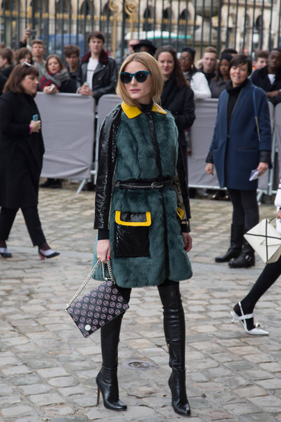 PARIS, FRANCE - MARCH 4, 2016: Olivia Palermo is seen arriving at Dior fashion show during Paris Fashion Week : Womenswear Fall Winter 2016/2017 - Zdjęcie, obraz