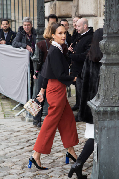 PARIS, FRANCE - MARCH 4, 2016: Jessica Alba is seen arriving at Dior fashion show during Paris Fashion Week : Womenswear Fall Winter 2016/2017 - 写真・画像