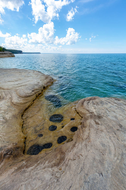 Zatoki są na zdjęciu Rocks National Lakeshore w Michigan, Stany Zjednoczone Ameryki - Zdjęcie, obraz