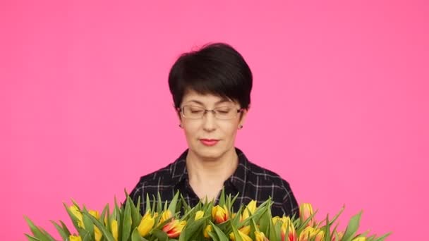 Çiçekler olan orta yaşlı bir kadın. Floristik kavramı - Video, Çekim
