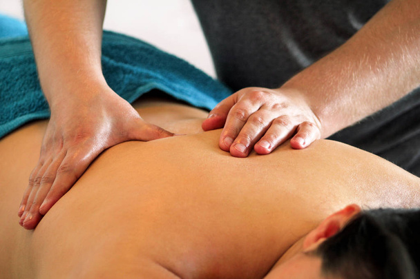 Dettaglio ravvicinato delle mani massaggiando spalla e schiena femminili
 - Foto, immagini