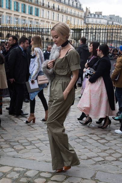 PARIS, FRANCE - MARCH 4, 2016: Ulyana Sergeenko are seen arriving at Dior fashion show during Paris Fashion Week : Womenswear Fall Winter 2016/2017 - Valokuva, kuva