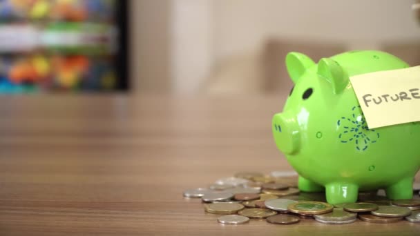 Économiser de l'argent pour l'avenir dans la boîte à monnaie
 - Séquence, vidéo