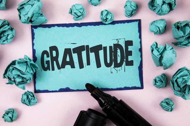 Szöveg írása hála szó. Üzleti koncepció, a minőség, hogy hálás elismerését hála elismerik, Öntapadó jegyzet a papír sima, rózsaszín háttér papír golyó és a Marker. - Fotó, kép