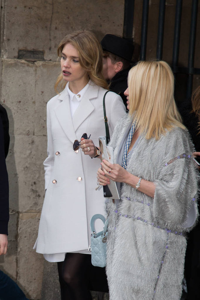 PARIS, FRANCE - MARCH 4, 2016: Natalia Vodianova and Yana Rudkovskaya arrives at the Christian Dior show as part of the Paris Fashion Week Womenswear Fall/Winter 2016/2017  - Foto, Imagem