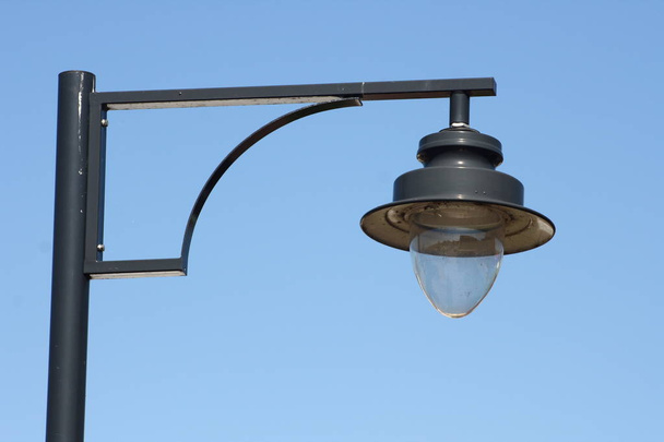 Уличная лампа, голубое небо на заднем плане
 - Фото, изображение