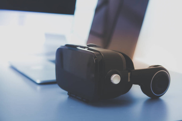 Gafas de realidad virtual en el escritorio con portátil. negocios. tecnología 3d - Foto, Imagen