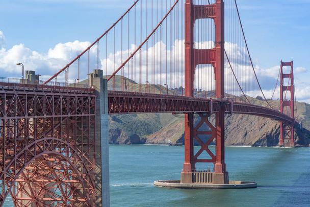 Вид на мост Золотые Ворота с Форт-Пойнт, вид на мыс Марин. Сан-Франциско, Калифорния, США
. - Фото, изображение