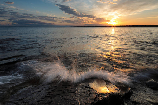Wschód słońca nad jeziora Superior w północnym Michigan, Stany Zjednoczone Ameryki - Zdjęcie, obraz