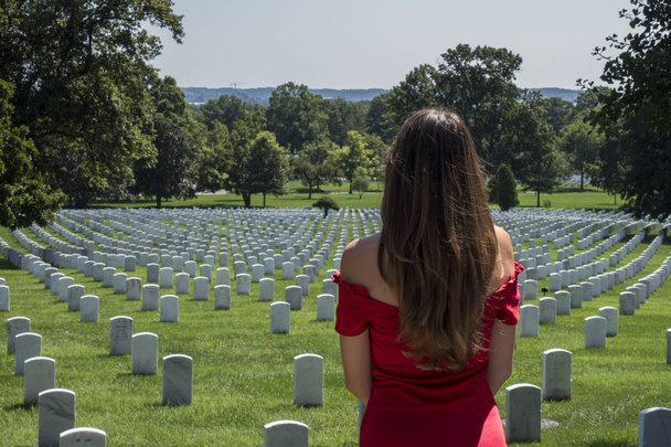 menina no cemitério de Arlington
 - Foto, Imagem