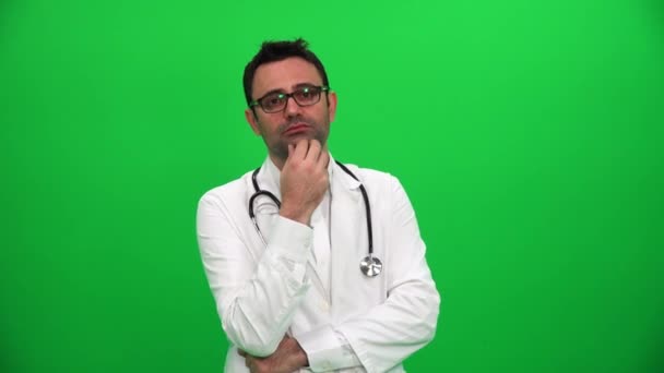 Gondolkodó orvos zöld háttér - Felvétel, videó