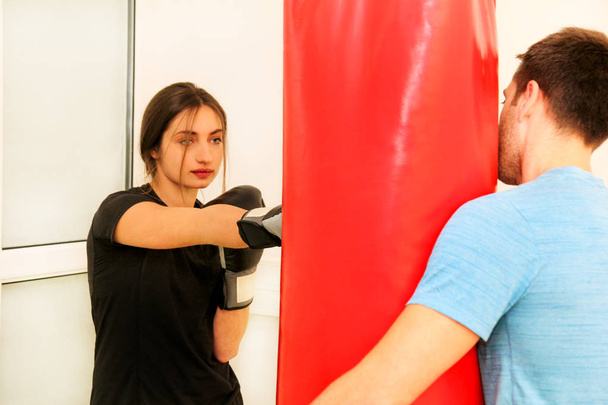 El entrenamiento de boxeadora femenina en el gimnasio
 - Foto, imagen